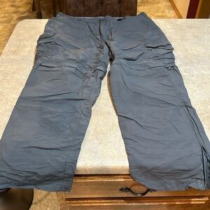Men’s Cabela pants that zip off shorts size 40 inseam measures about 29”